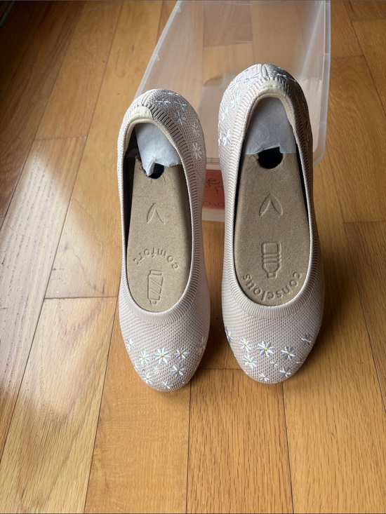 Vivaia Shoes - Comfort Vivaia Women's Cream Daisy Ballet Flats - worn once